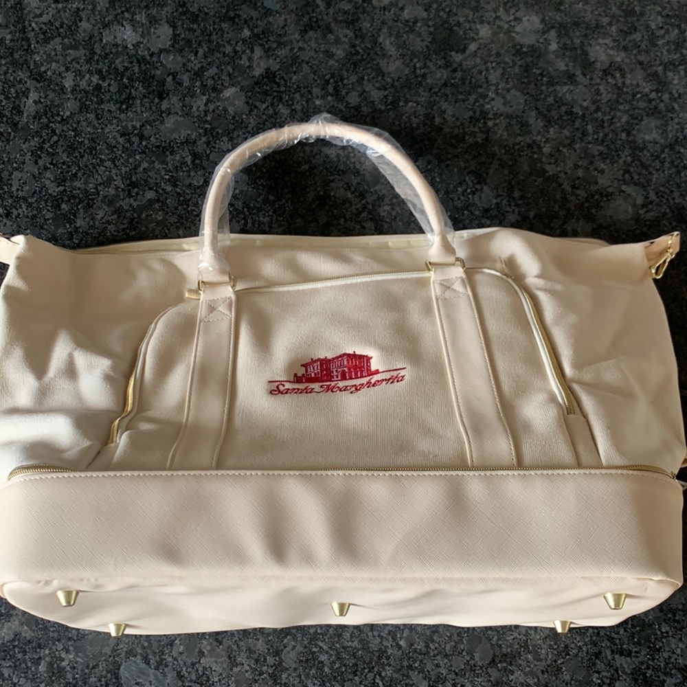 Santa Margherita bag with insulated zipper on bottom.
